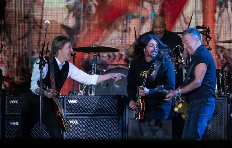 paul mccartney bruce springsteen  dave grohl 1