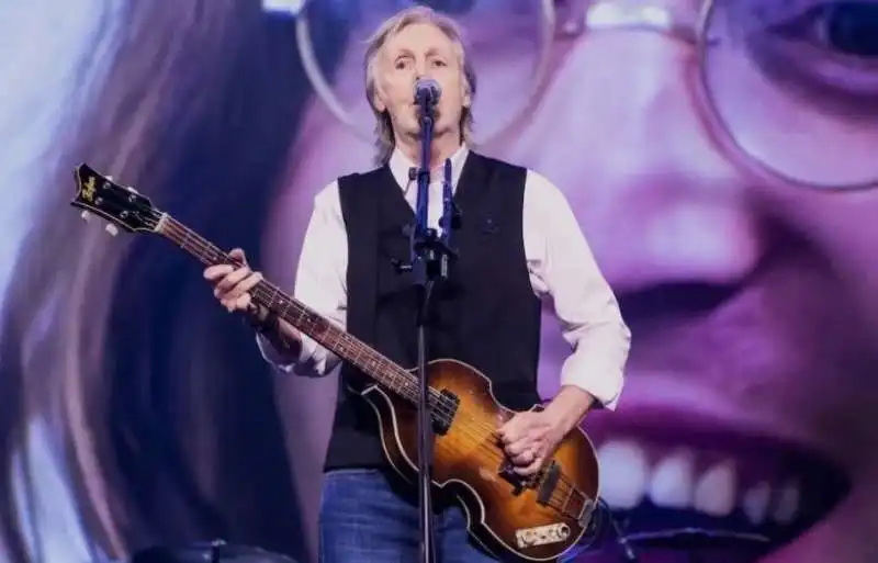 paul mccartney e il duetto virtuale con john lennon a glastonbury 2