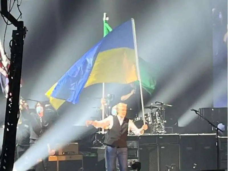 paul mccartney sventola la bandiera ucraina a glastonbury 1