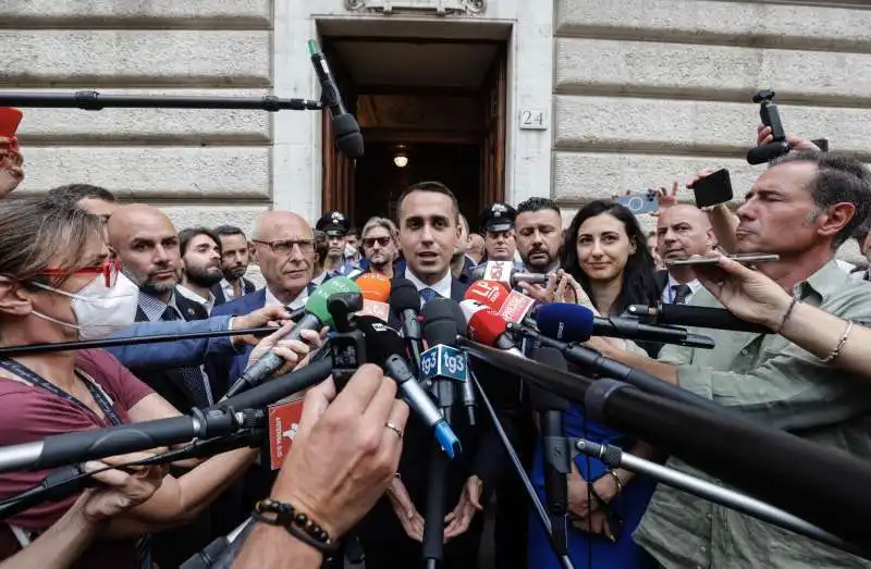 primo di nicola, luigi di maio e iolanda di stasio al termine della prima assemblea dei gruppi di insieme per il futuro  