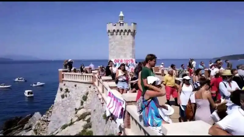 protesta contro la nave golan tundra a piombino  1 