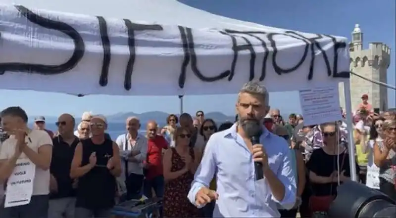 protesta contro la nave golan tundra a piombino 