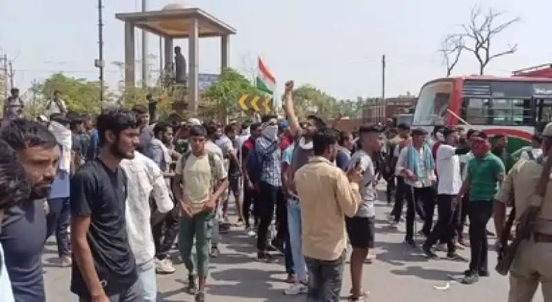 proteste in india per il programma di leva volontaria 6