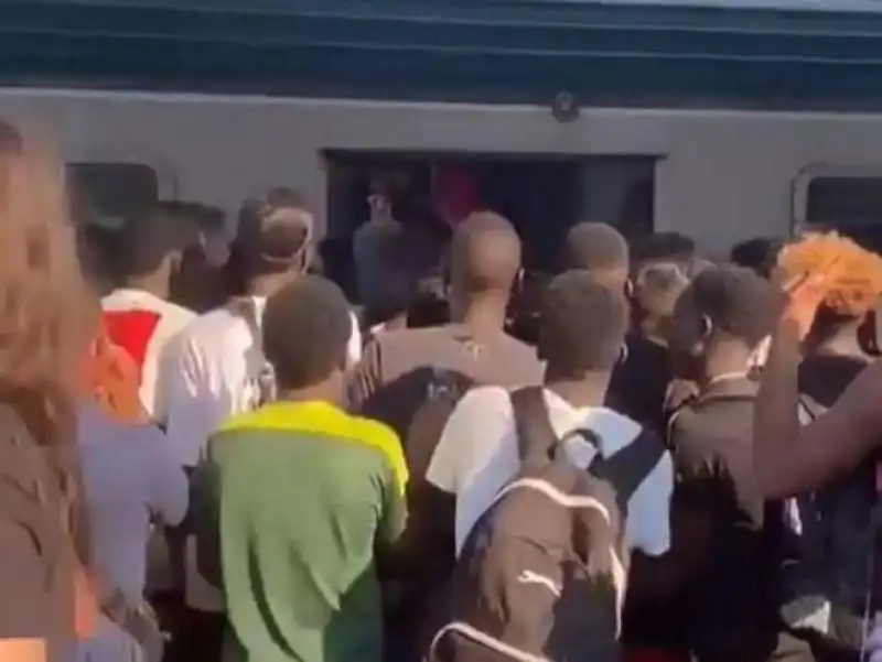 ressa di ragazzi sul treno per peschiera 