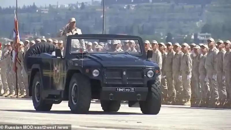 roman berdnikov alla parata militare del giorno della vittoria alla base aerea di khmeimim il 9 maggio 2022