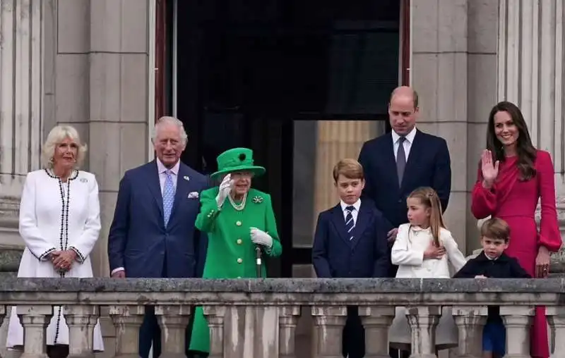 royal family (senza harry) al balcone di buckingham palace    1