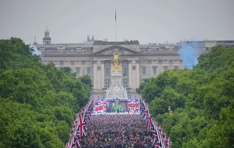 royal family (senza harry) al balcone di buckingham palace    2