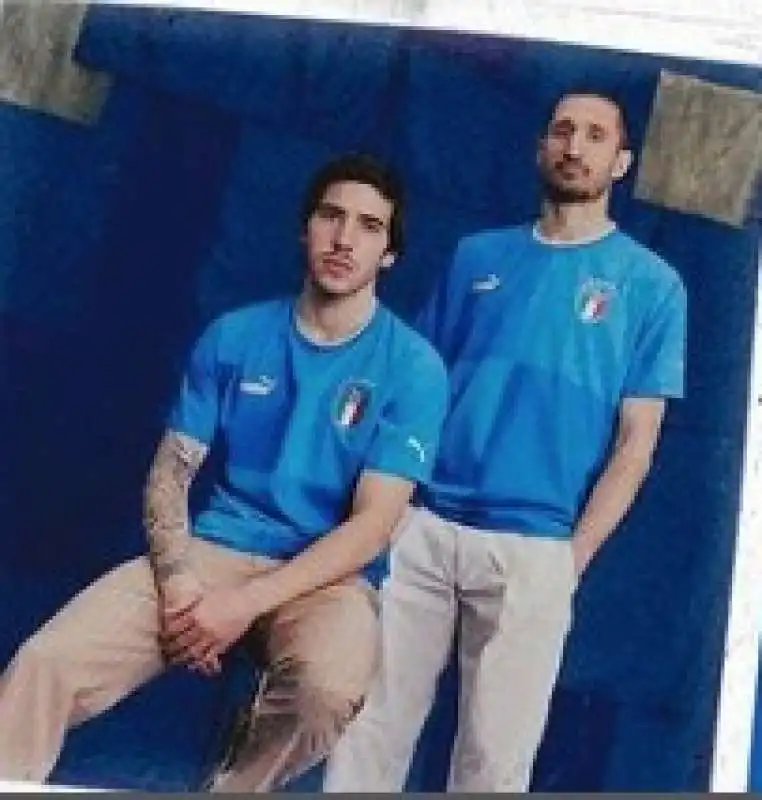 sandro tonali e giorgio chiellini con la nuova maglia azzurra