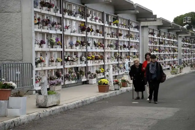 scandalo ama al cimitero di prima porta 4