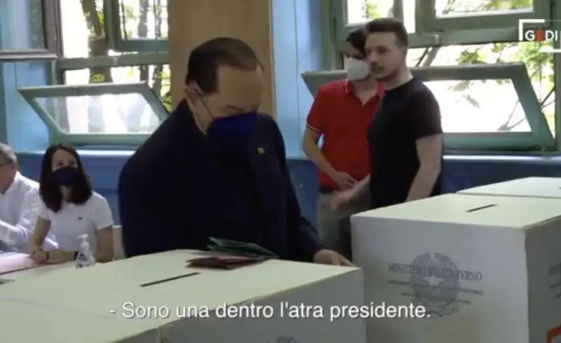 SILVIO BERLUSCONI PERDE UNA SCHEDA - REFERENDUM SULLA GIUSTIZIA  2