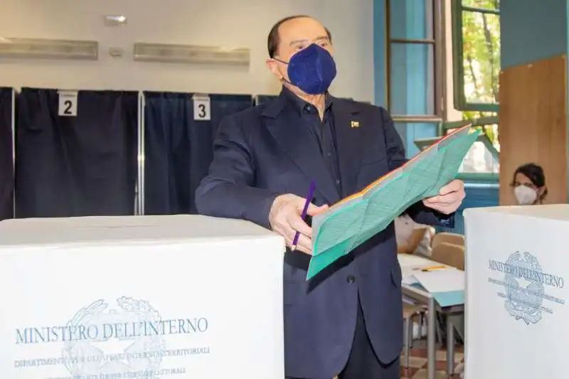 silvio berlusconi vota   referendum sulla giustizia 