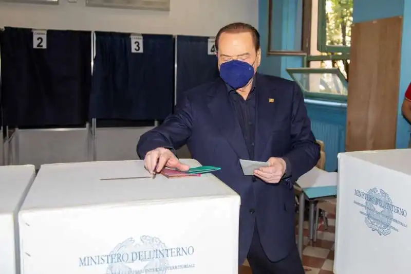 silvio berlusconi   voto per il referendum sulla giustizia   2