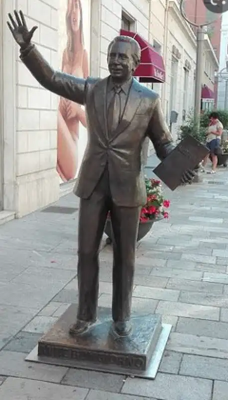 STATUA MIKE BONGIORNO