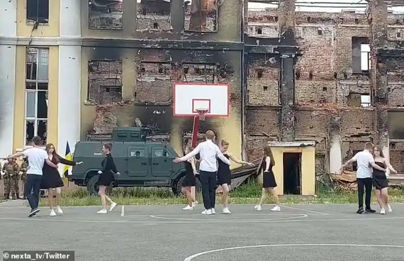 studenti ballano tra le macerie