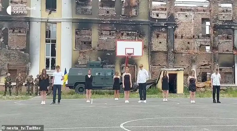 studenti ballano tra le macerie 3