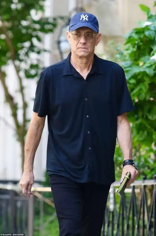 Tom Hanks passeggia a Manhattan