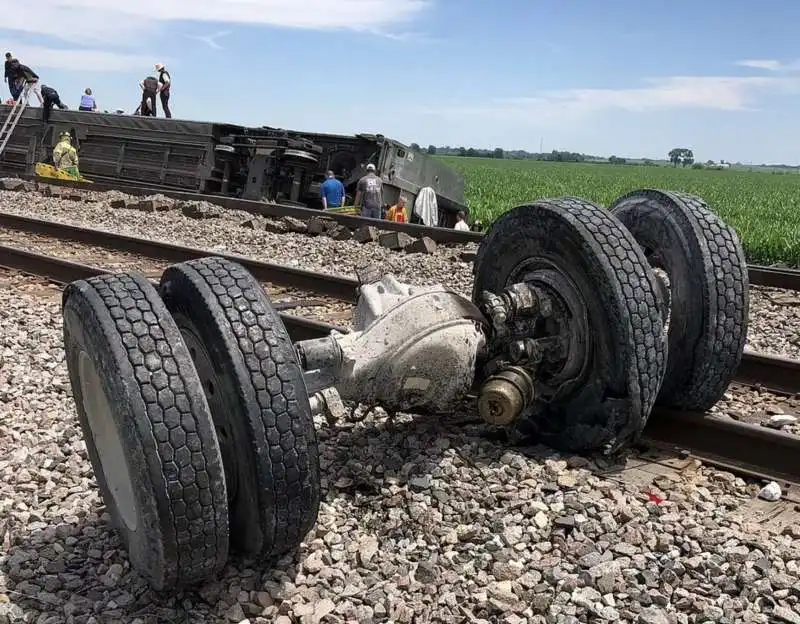 treno amtrack deraglia a mendon, missouri   10