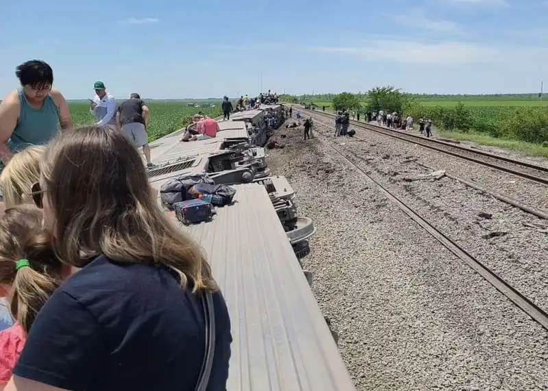 treno amtrack deraglia a mendon, missouri   11