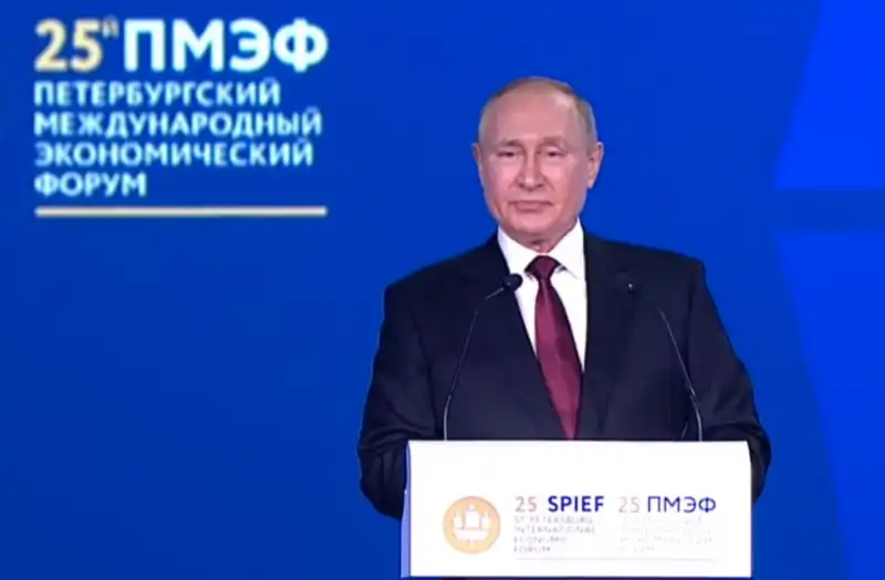 VLADIMIR PUTIN AL FORUM ECONOMICO DI SAN PIETROBURGO 