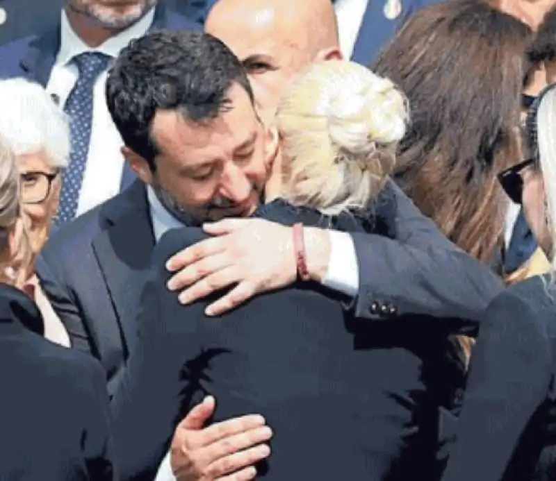 ABBRACCIO DA MATTEO SALVINI E MARTA FASCINA AL FUNERALE DI SILVIO BERLUSCONI 