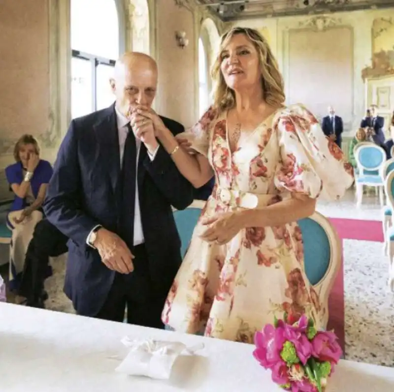 alessandro sallusti e patrizia groppelli sposi   cerimonia in comune a milano      foto sestini e cambi per chi 