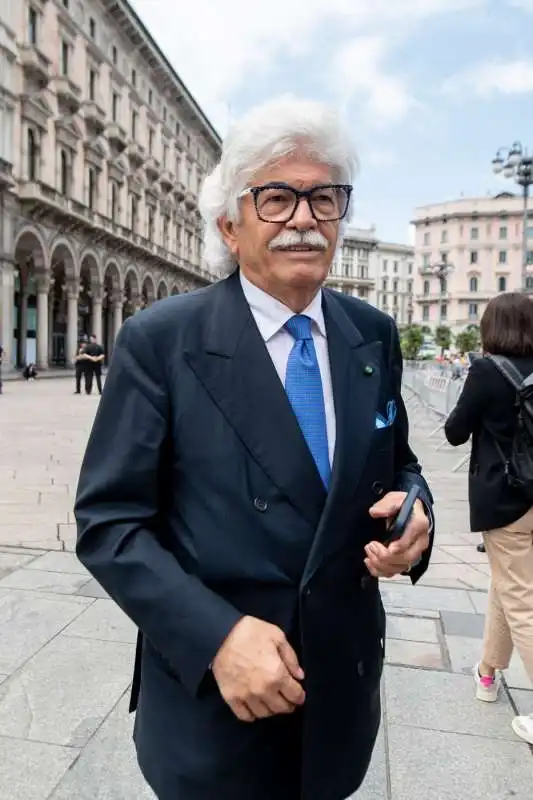 antonio razzi  arriva ai funerali di silvio berlusconi 