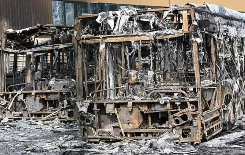 autobus distrutti a parigi 