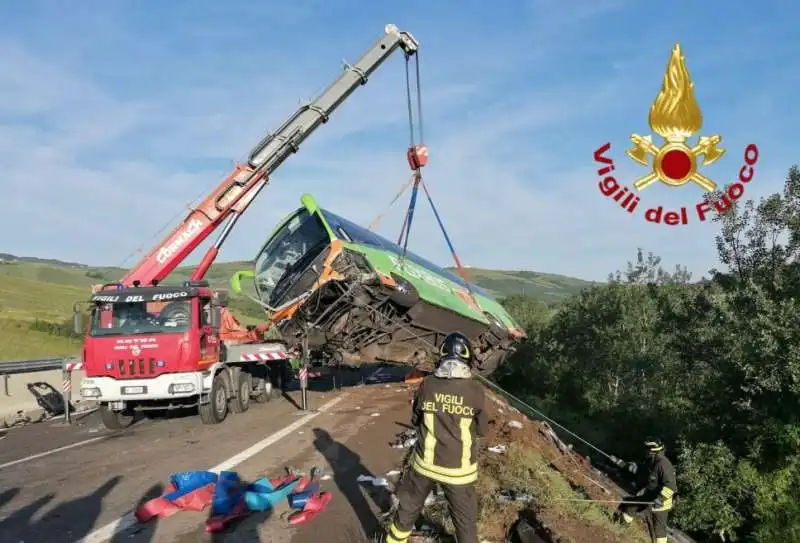 autobus finisce in una scarpata sulla a16 all altezza di vallesaccarda   avellino   6