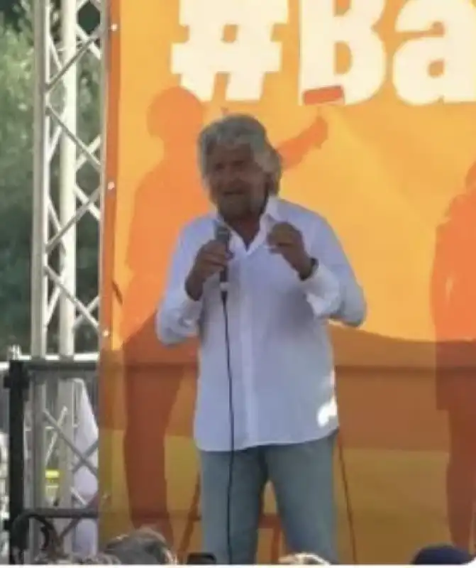 BEPPE GRILLO ALLA MANIFESTAZIONE DEL M5S A ROMA