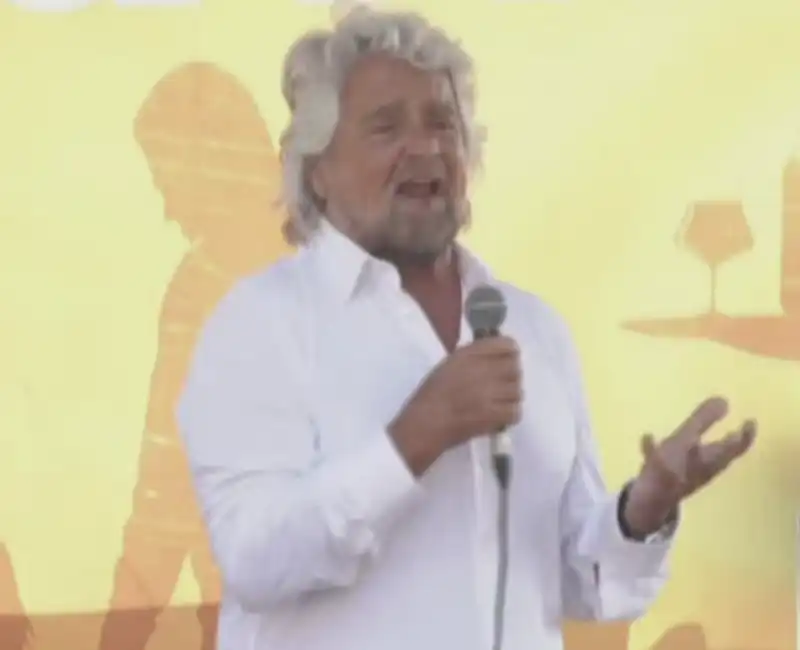 beppe grillo alla manifestazione del m5s a roma