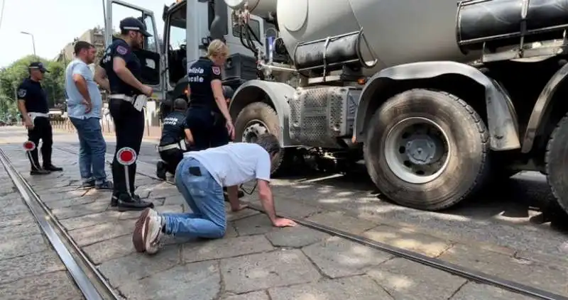 ciclista travolta e uccisa da una betoniera a milano 7