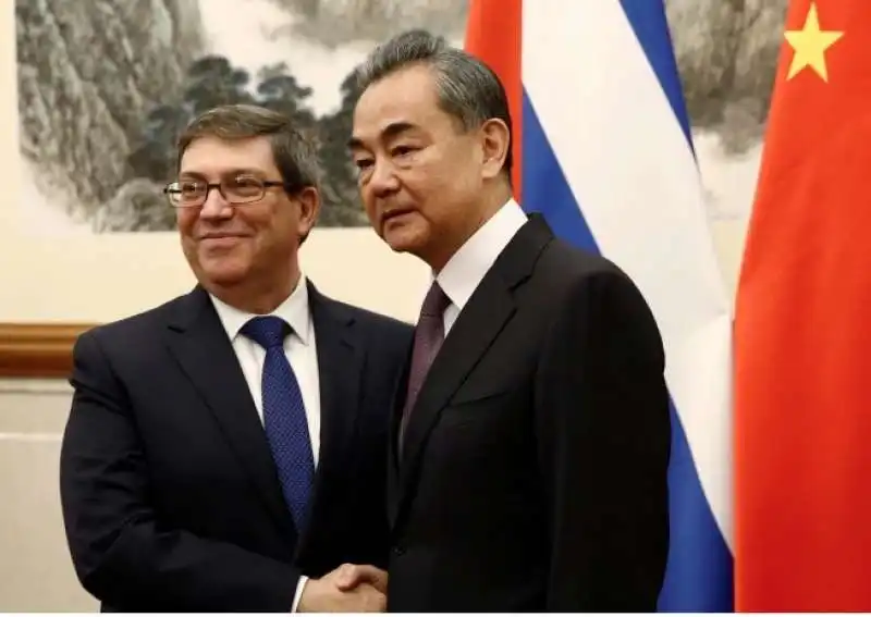 cina cuba - i ministri degli esteri Bruno Rodriguez e Chinese Wang Yi shake 