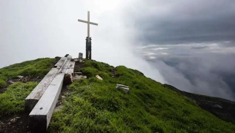 croci sulle vette delle montagne  8