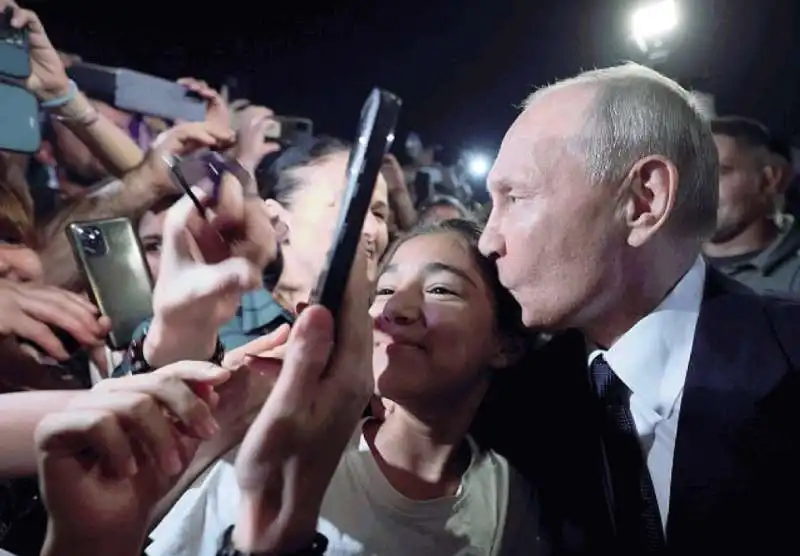 DAGHESTAN - PUTIN BACIA UNA RAGAZZA SUA FAN