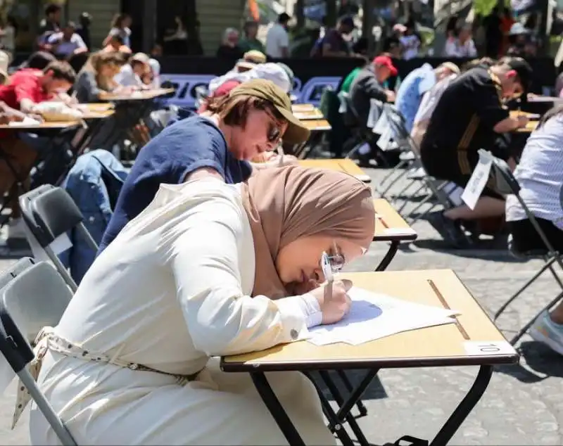 dettato sugli champs elysees a parigi