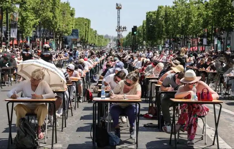 dettato sugli champs elysees a parigi 2