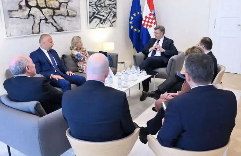 Elisabetta Belloni incontra il premier croato Andrej  Plenkovic con l ambasciatore Michele Baiano (il primo a sinistra) 