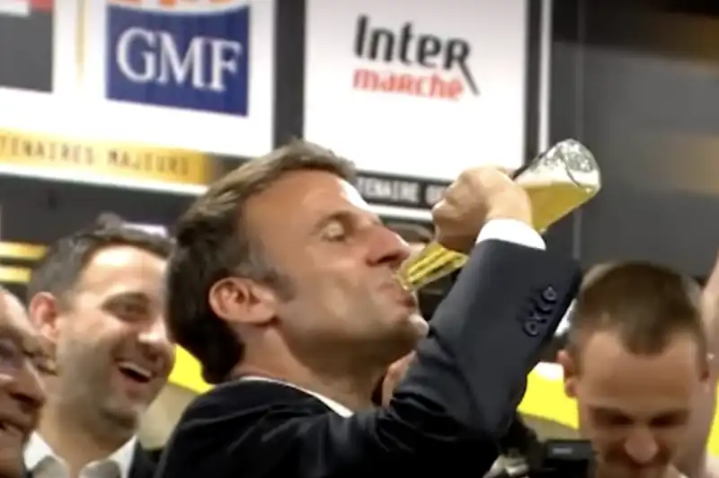 emmanuel macron beve una birra 2