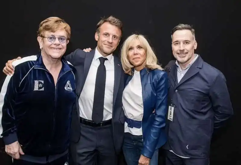 emmanuel macron con brigitte elton john e il marito 