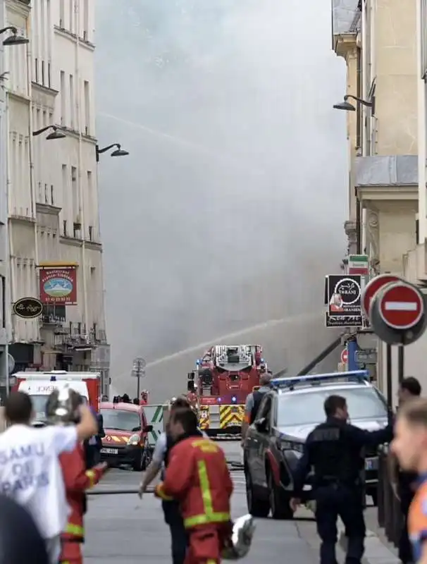 esplosione in un palazzo del v arrondissement di parigi   4