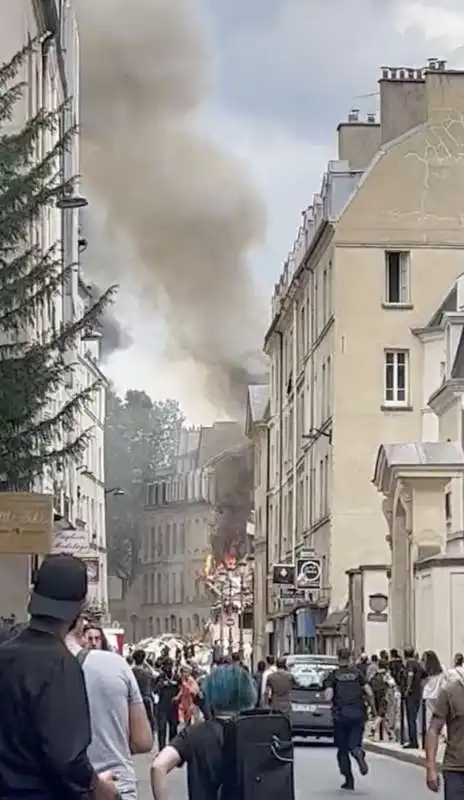 esplosione in un palazzo in centro a parigi 