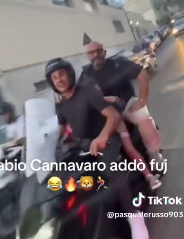 FABIO CANNAVARO GUIDA UN MOTORINO CON TRE PERSONE