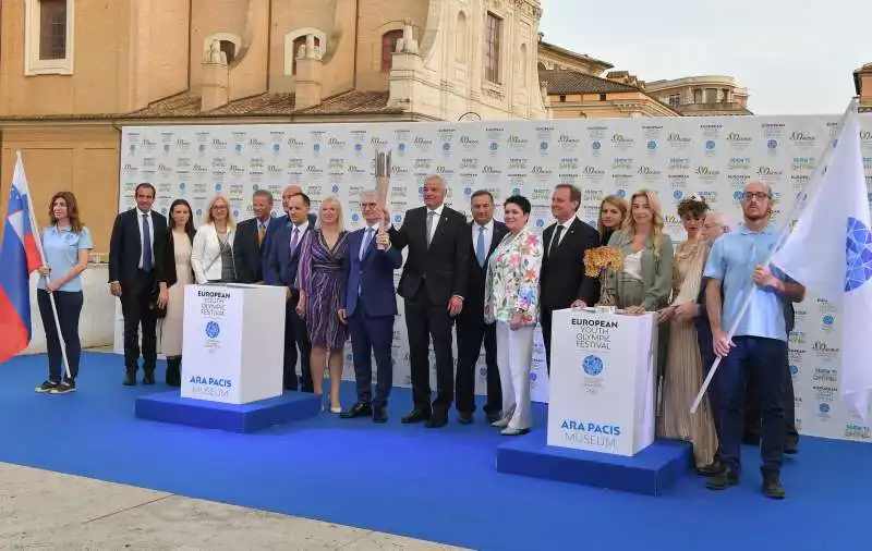 foto di gruppo con la torcia olimpica   foto di bacco