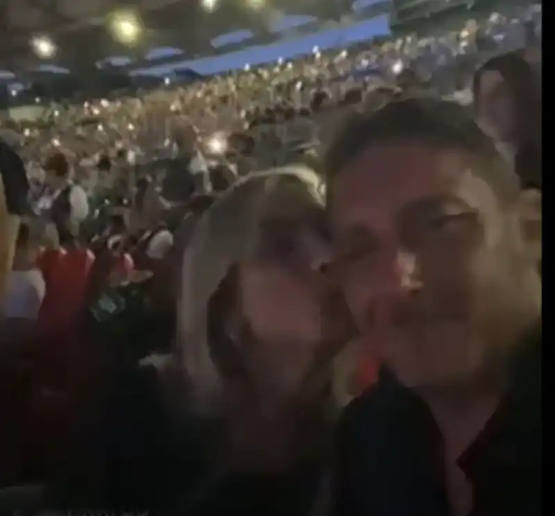 francesco totti e noemi bocchi al concerto di vasco rossi