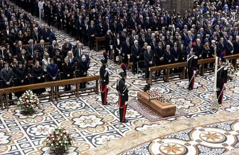 funerali di silvio berlusconi al duomo di milano 