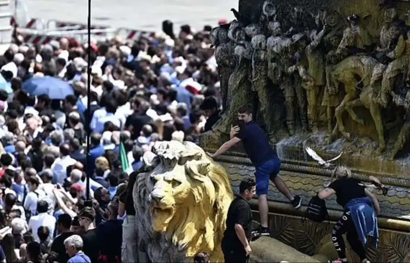 funerali silvio berlusconi   ppiazza duomo milano    