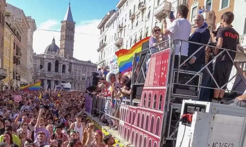 GAY PRIDE 2023 - ROBERTO GUALTIERI SU UNO DEI CARRI