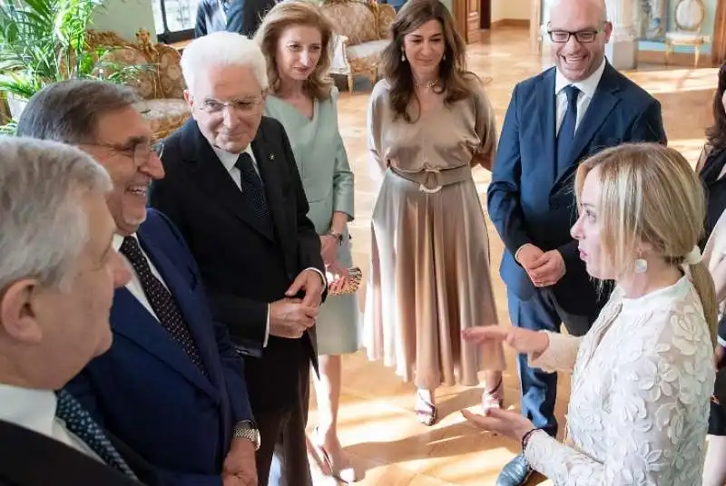 giorgia meloni scherza con mattarella, la russa, tajani e fontana 