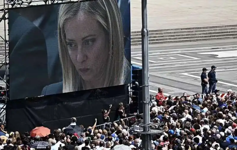 giorgia meloni sul maxischermo di piazza duomo   funerali silvio berlusconi 