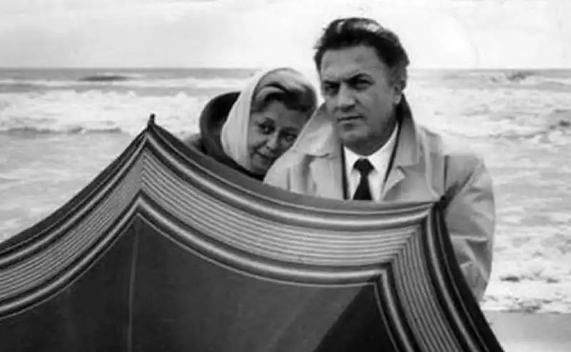 giulietta masina e federico fellini a fregene 